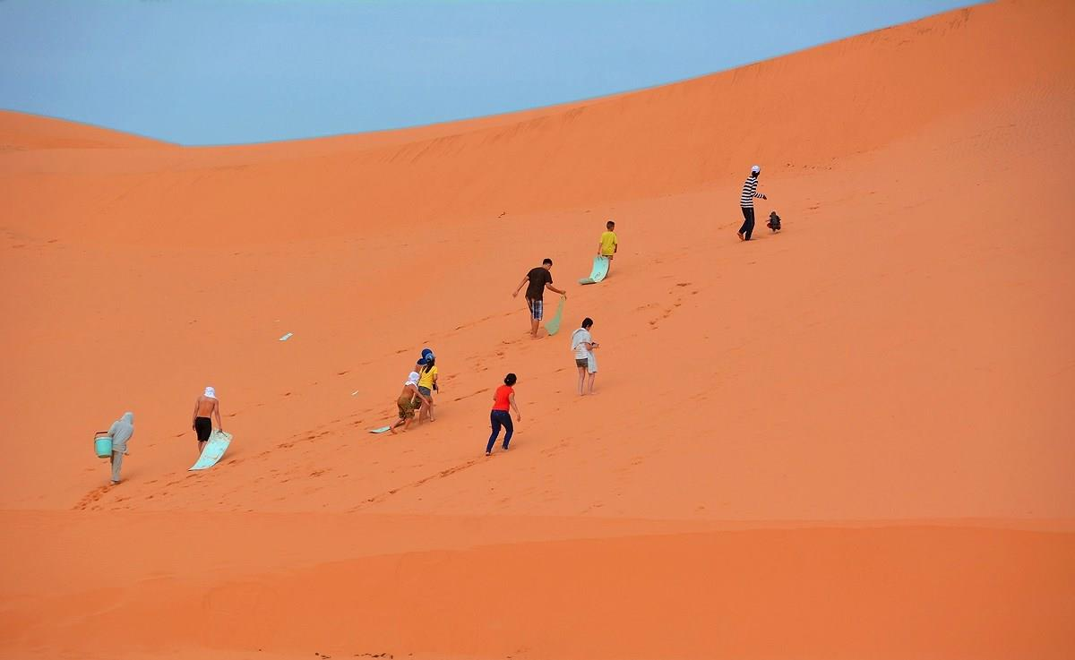 Đối cát Bay Mũi Né thẳng tiến, điểm đến “thiên đường đỏ” của khách du lịch
